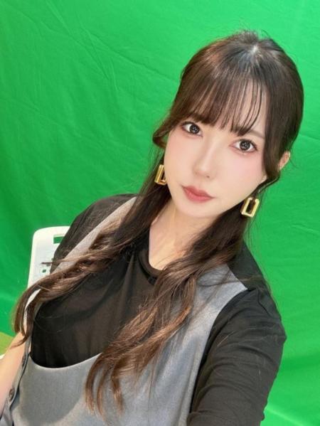 收藏夹女神「波多野结衣」6月最新作MOON-028，为了报复出轨的老公！把小鲜肉约家里现场直播